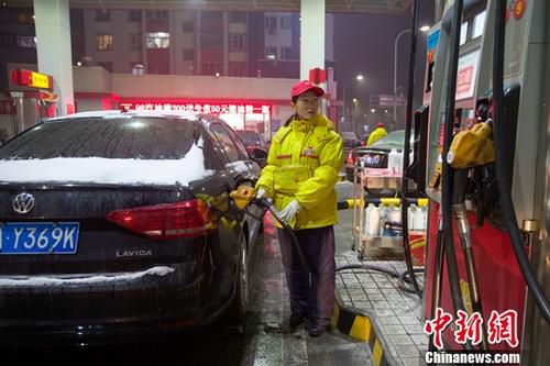 12月14日，山西太原，加油站工作人员给车辆加油。当日，中国国家发改委发布通知表示，中国国内汽、柴油价格不作调整。这是继上轮调价搁浅之后，油价迎来“两连停”，这也是2017年中国国内成品油调价第8次搁浅。<a target='_blank' href='http://www.chinanews.com/'>中新社</a>记者 张云 摄