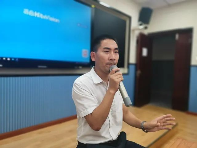 大学|四岁丧父睡猪圈，背着疯娘上大学，逃离贫穷后他又选择回来