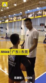 篮球圆梦了！火遍全网的独臂篮球少年与易建联交流球技，现场收到这些鼓励太暖心...