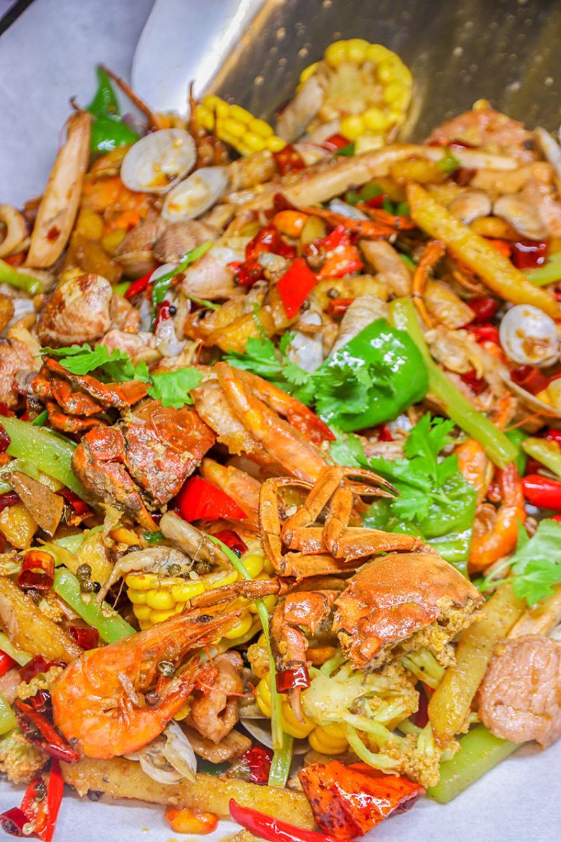 新蔡爆出手抓海鲜螃蟹大虾鱿鱼竟用铁锹铲着上桌