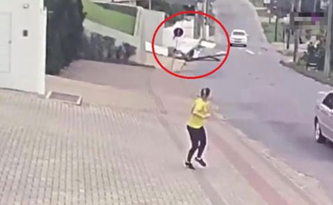 |巴西一架小型飞机撞毁在路边 惊险避开行人汽车