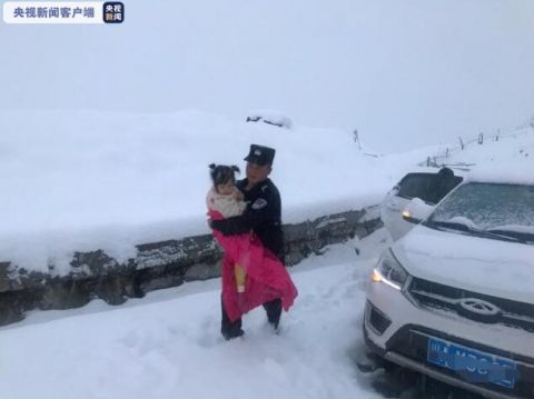 |夹金山天降大雪 民警及时救援14名被困游客
