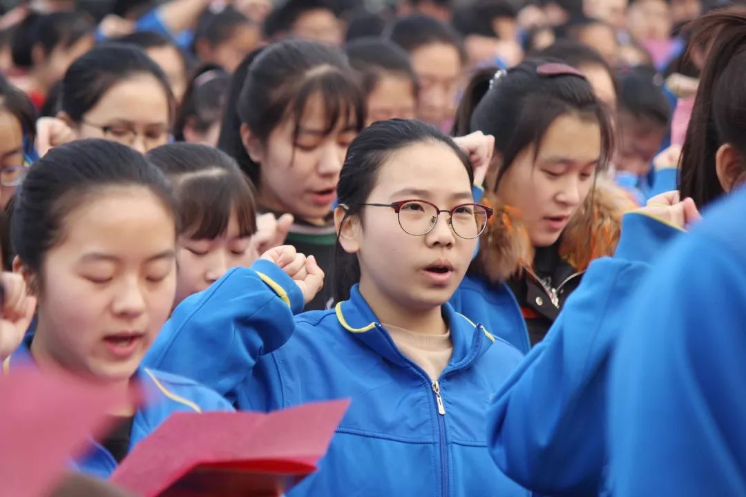 鹤壁高中举行2019届成人礼暨决战高考百日誓师大会