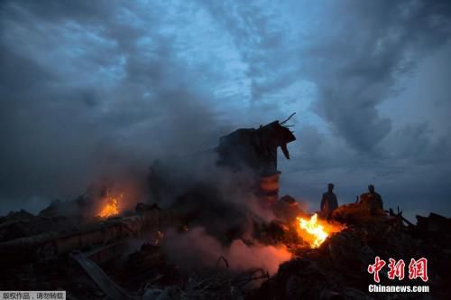资料图：当地时间2014年7月17日，马来西亚一架载有298人的777客机在乌克兰靠近俄罗斯边界坠毁。图为马航波音777客机在乌克兰顿涅茨克地区坠毁的现场。