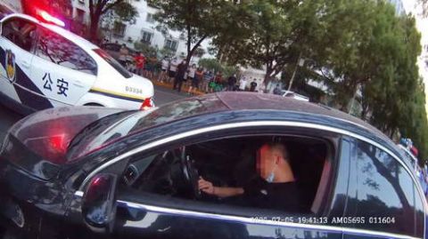 法制|刑拘！醉驾司机撞车后睡着，被叫醒竟挥拳殴打交警