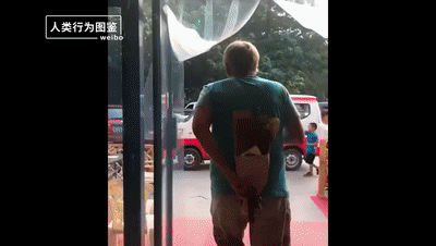 |100岁奶奶贴脸陪伴98岁爷爷，网友：等我老了也想这样