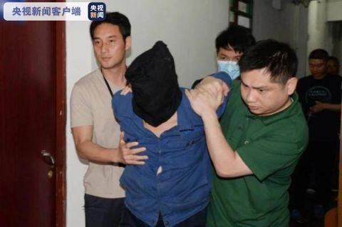 法制杀人嫌犯潜逃25年终被捕 警方抓捕现场曝光