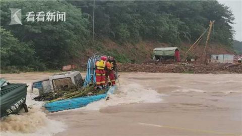 消防员装备河水暴涨板房被冲垮 工人爬上挖掘机报警求助