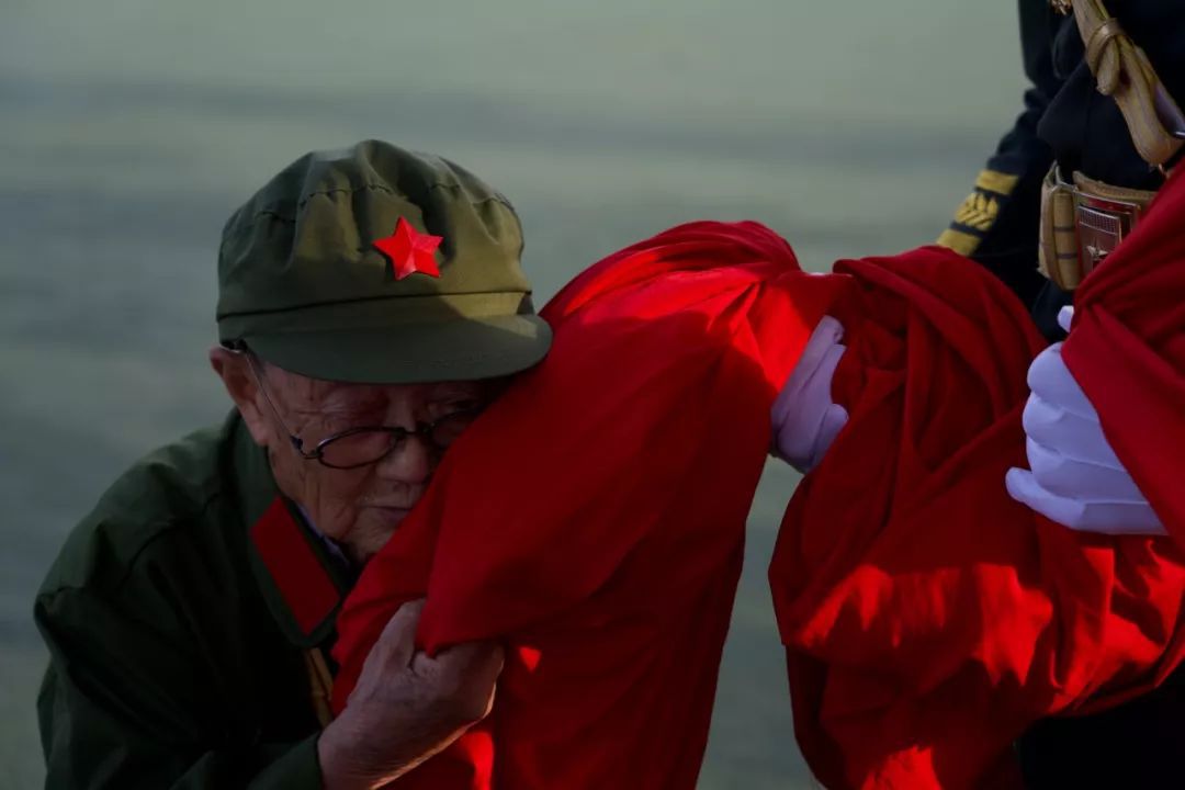 天安门让人魂牵梦绕不远千里来相会国旗啊在我们的心里是如此崇高祝福