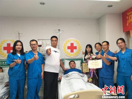 志愿者侯炳辉捐献造血干细胞，同事们都来为他点赞。　文梅英 摄