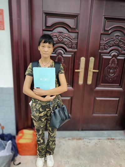 |她盼接过小雪视力的人，能帮孩子看一眼校园