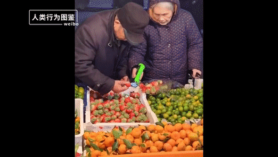 |100岁奶奶贴脸陪伴98岁爷爷，网友：等我老了也想这样