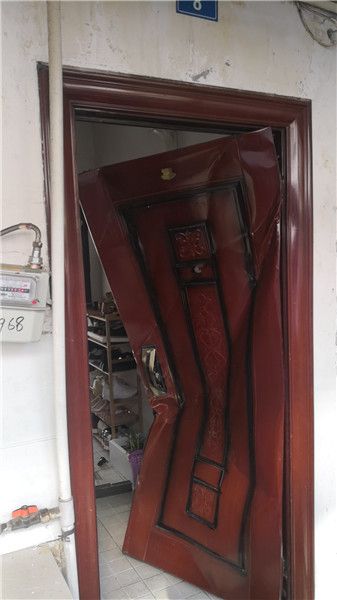 [法制]自贡：男子与前妻开天然气割腕“相约自杀” 民警拆门急救