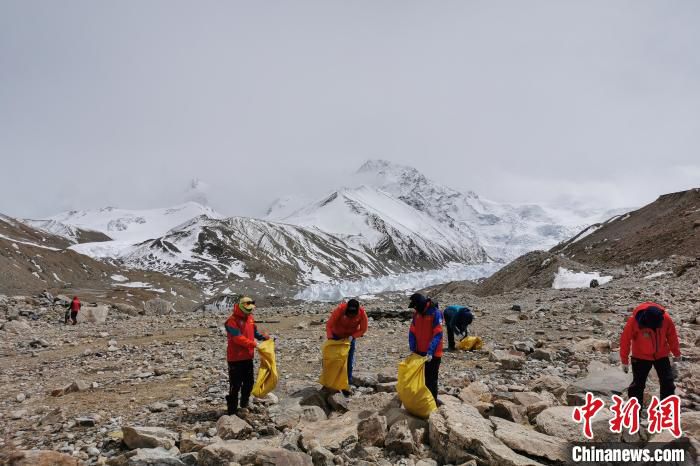 户外运动世界海拔最高环保行动 西藏进行大规模登山垃圾清理回收