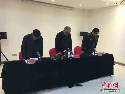 资料图：2016年11月24日，在江西省丰城电厂“11·24”事故新闻发布会上，李贻煌(中)向事故罹难者默哀。 王剑 摄