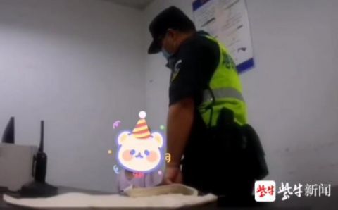 法制|爸爸不告诉女儿手机号码 10岁女孩在民警陪同下靠记忆寻到工作地