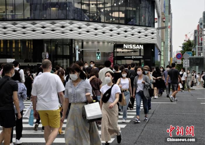 日本东京“东京警报”发布迎首个周末 街头人气渐旺为防疫添压