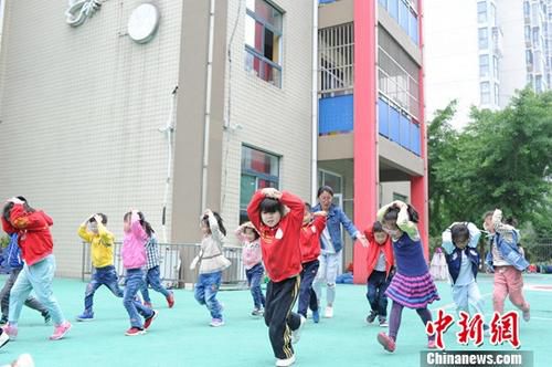 北京中小学幼儿园禁制售生冷食物 负责人须一同就餐