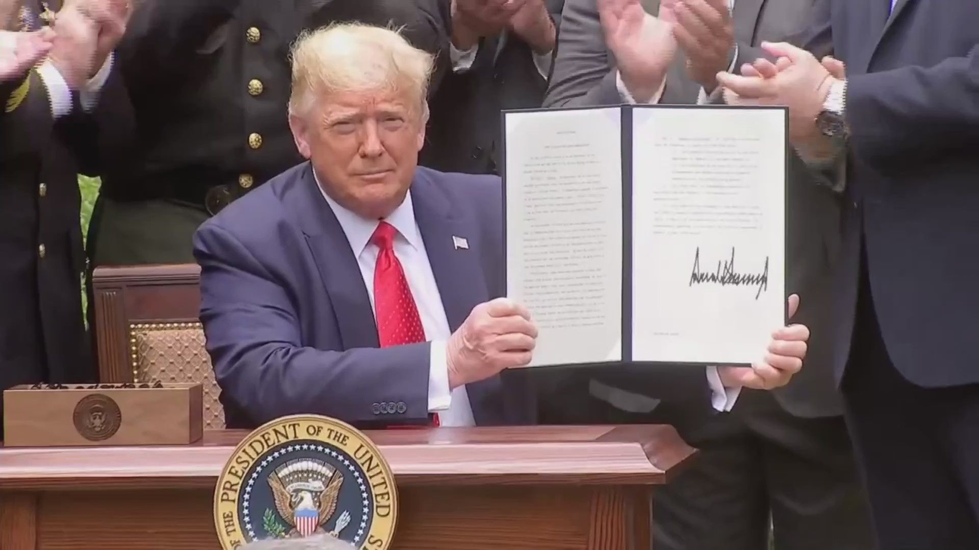 特朗普特朗普签署警方执法行政令，执法人员可在极端紧急情况下使用锁喉