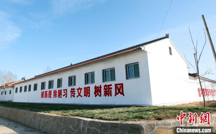 南池村支部村委不断发掘、选树各类典型、榜样，先后评选出好儿媳、好婆婆、孝老近亲模范、善行义举标兵、村贤好人等众口皆杯的好人好事30人次，用身边的事教育感染身边的人，用榜样的力量引领新风正气，弘扬传统美德，厚植淳朴民风，营造文明乡风。　秦超 摄