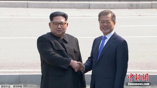 当地时间4月27日上午9时30分(北京时间8时30分)，朝鲜最高领导人金正恩从板门店跨越军事分界线，与韩国总统文在寅握手，实现初次会面。（视频截图）