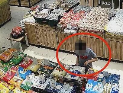 大米女子从超市一口气买了45袋大米回家！只因孩子...