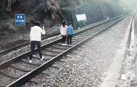 火车|火车被3大学生逼停，原因让人愤怒！这事不是第一回了