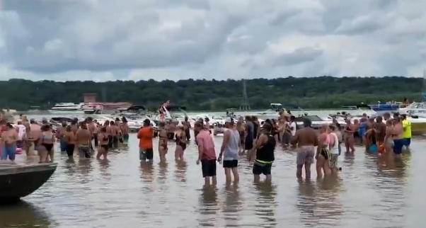 国际社会|美国这一幕吓坏美媒：500人参加狂欢，没人戴口罩