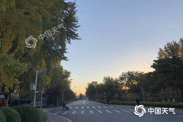 北京周末天气晴好气温回升 赏红叶正当时