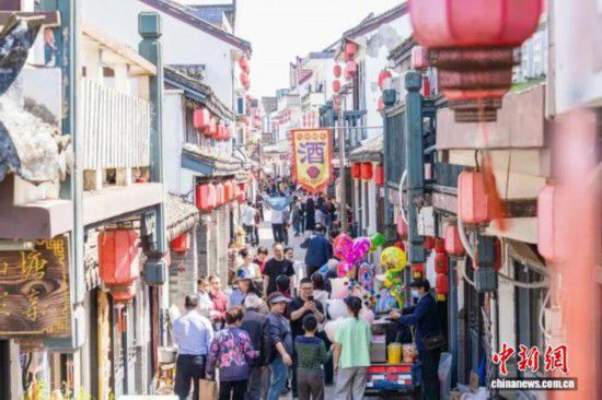 浙江平湖，热闹的山塘老街。平湖市委宣传部供图