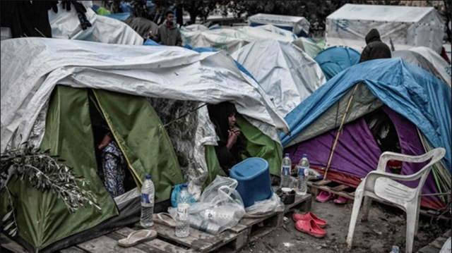 「希腊移民」一名妇女出现发烧症状后死亡引发骚乱，希腊最大难民营被大火吞噬