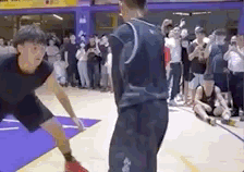 篮球独臂篮球少年火了！库里为他打气，易建联和他交流球技