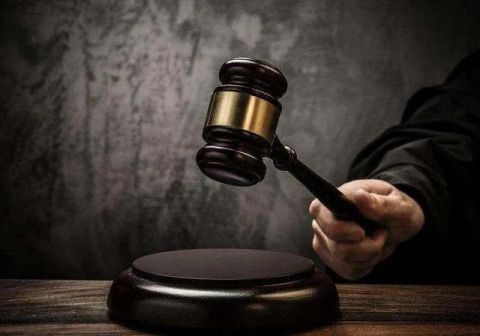 工伤|员工上班时被精神病同事砍死被认定为工伤，公司不认账！法院这样判