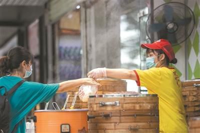 口罩|口罩坚持戴 高温中“逆行”