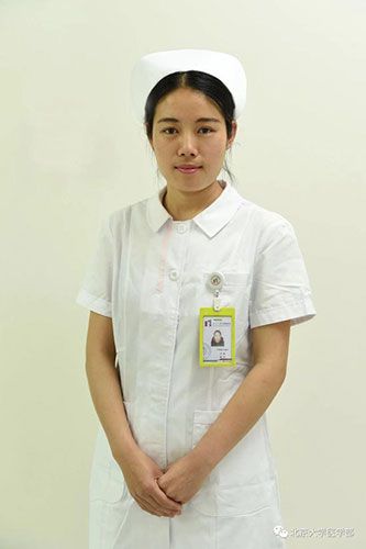 急救北大医生跪地急救膝盖渗血的续集：现场协助救人的她找到了