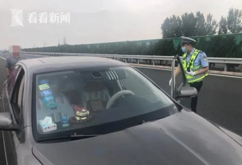 烟台交警|9年驾龄老司机跑高速全程挂一挡...交警“急”了