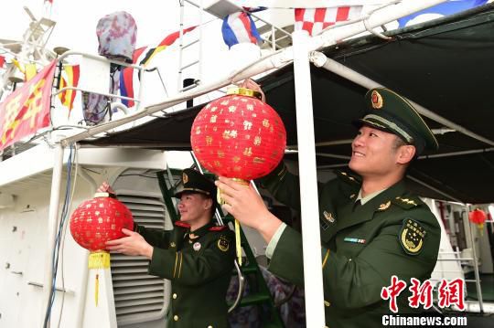 福建海警第一支队精心打扮舰艇喜迎新春。　李沁远 摄