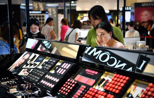 |一千可以花，十块必须省？当代年轻人“神奇”消费心理观察