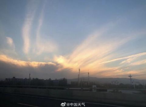 云霞|北京天空出现迤逦云霞 犹如巨大凤尾覆盖天空