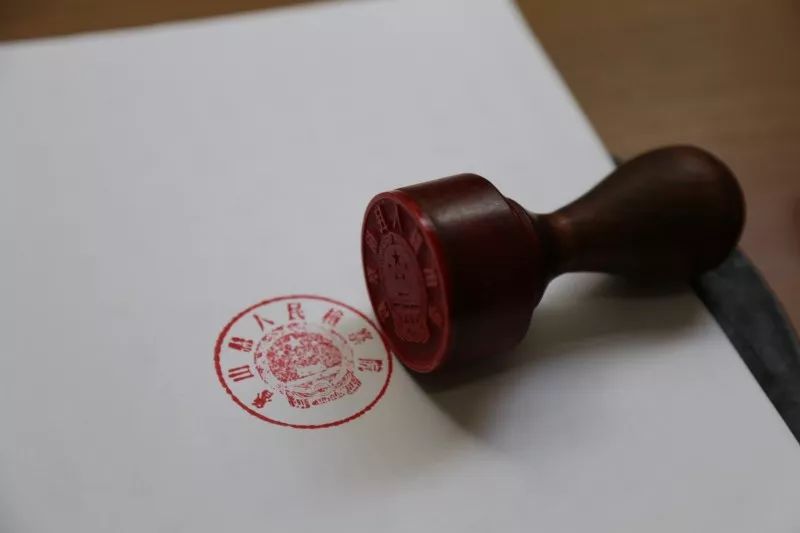 现用鲁山县人民检察院印章,呈圆形,材质铜,木纽,印面为直径约为42mm