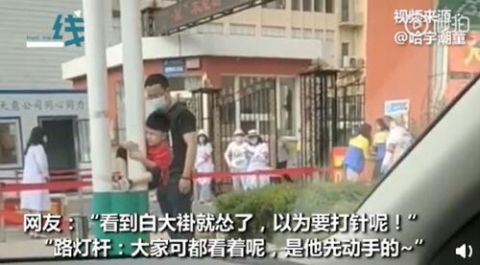 幼儿园萌娃不愿去幼儿园抱路灯杆不撒手