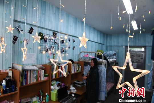 甘肃高校大学生装扮个性宿舍 渔网树藤“解”乡愁