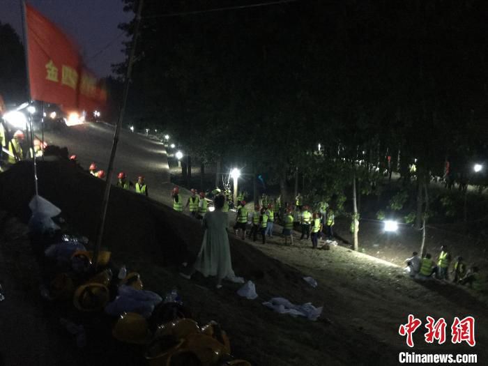 长江|湖北黄梅小池长江干堤出现散浸 当地紧急除险