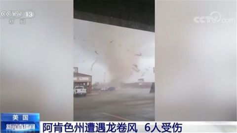 [国际社会]车辆被掀翻！美国阿肯色州遭遇龙卷风 6人受伤