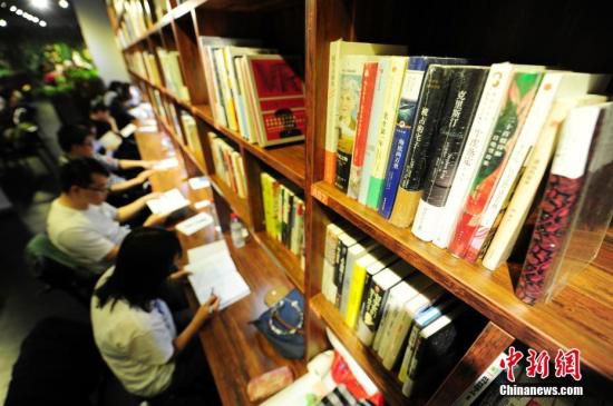 4月22日，世界读书日前夕，在山西太原一商场书店内，一场阅读马拉松比赛拉开帷幕。