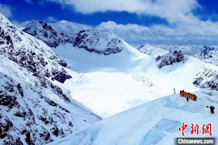 国家高山救援拉萨大队队员成功登顶海拔6010米洛堆峰后合影留念。　吉美 摄