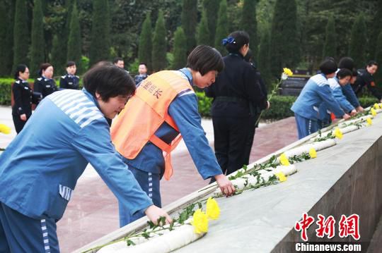 在地震记事墙前献花。　安源 摄
