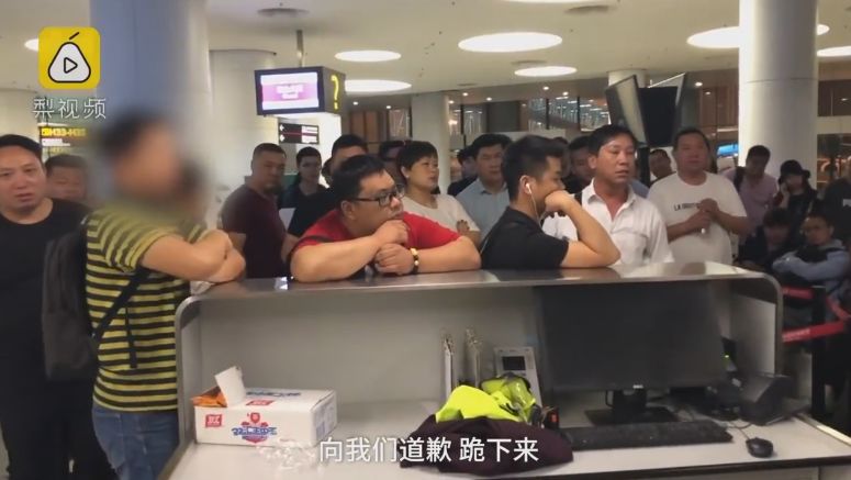 真相惊呆了！航班延误要求下跪 这到底是个什么情况？ 