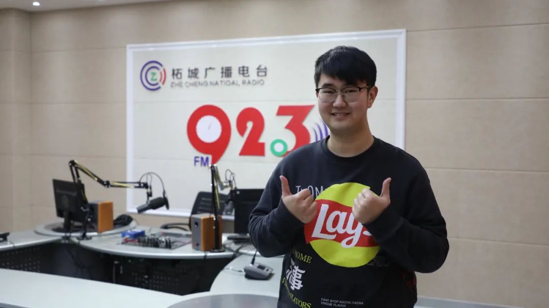 主播:大姚还有可爱的导播"童鞋"我们是锐意进取的团队不仅能"言",还有