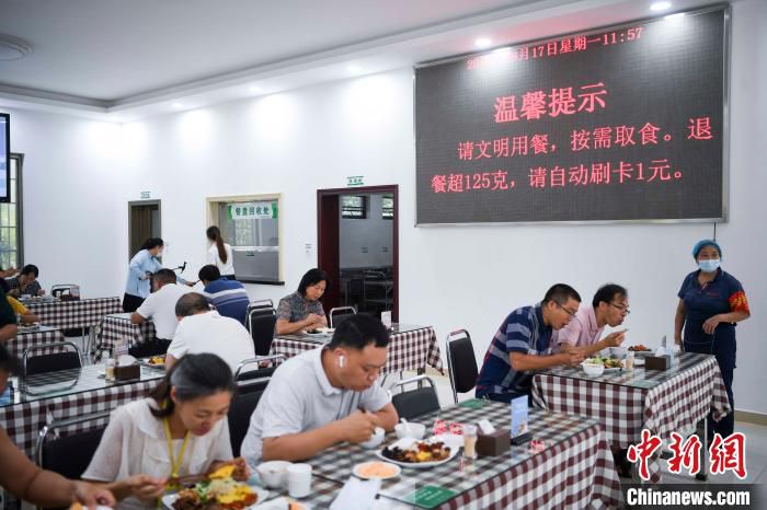 餐饮|多地制止“舌尖上的浪费”：“半份菜”成流行趋势